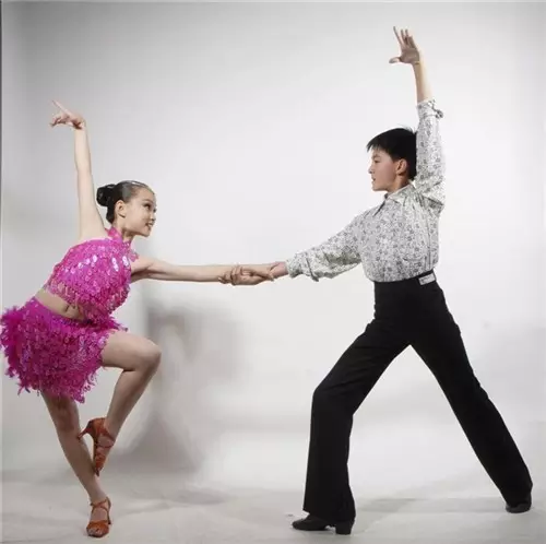 拉丁小胖靠魔性舞姿成为另类"网红",网友都好爱他!