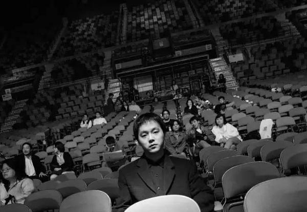 她从王菲手里抢走了窦唯,却用镜头记录下了中国摇滚的黄金十年