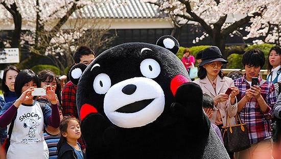 好几天了,虽然余震不断但全国范围的支援赈灾活动也如火如荼地进行中