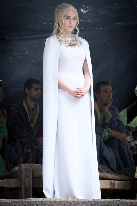 其他人活在古代,龙妈的造型超前了500年了.