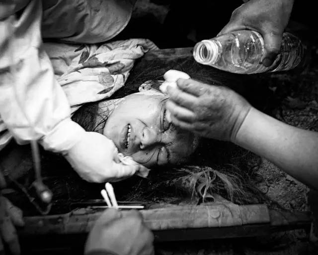 汶川地震八周年摄影记者用生命记录下的那些瞬间