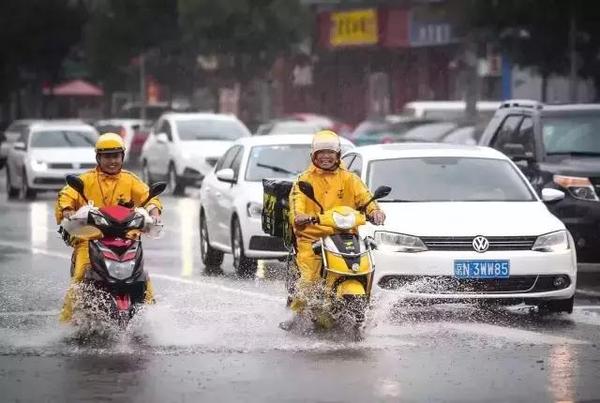 青岛暴雨文案沙雕,青岛暴雨图片