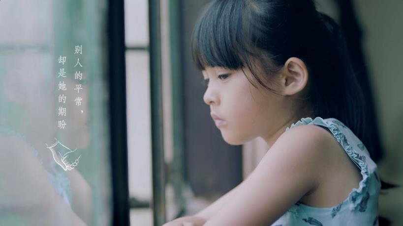 一边是独自在上海打拼的年轻妈妈,一边是留守在家乡的年幼女儿.