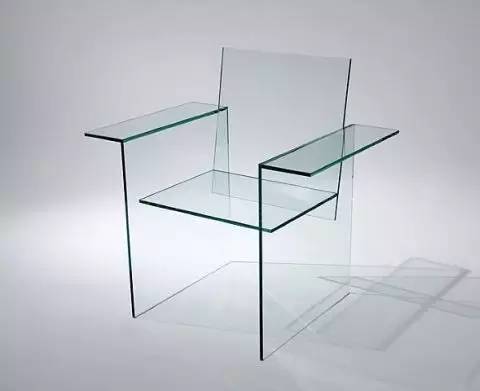 ▼glass chair似乎谁都能随手拼出来可是谁能想出这个点子呢几片透明