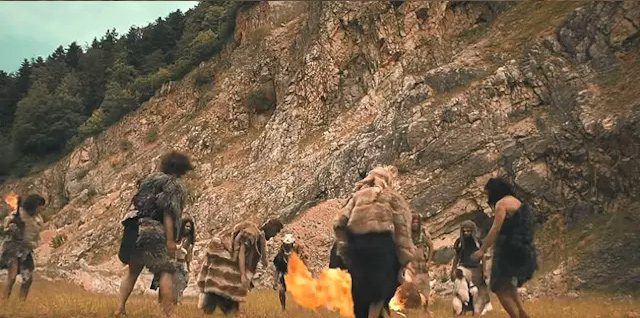 汉堡王拍了个短片,说那些不用火烤肉的连原始人都不如