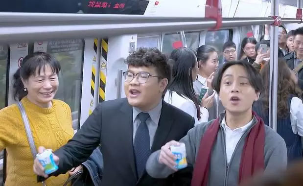 益达快闪地铁站唱了首正能量神曲拯救丧班族