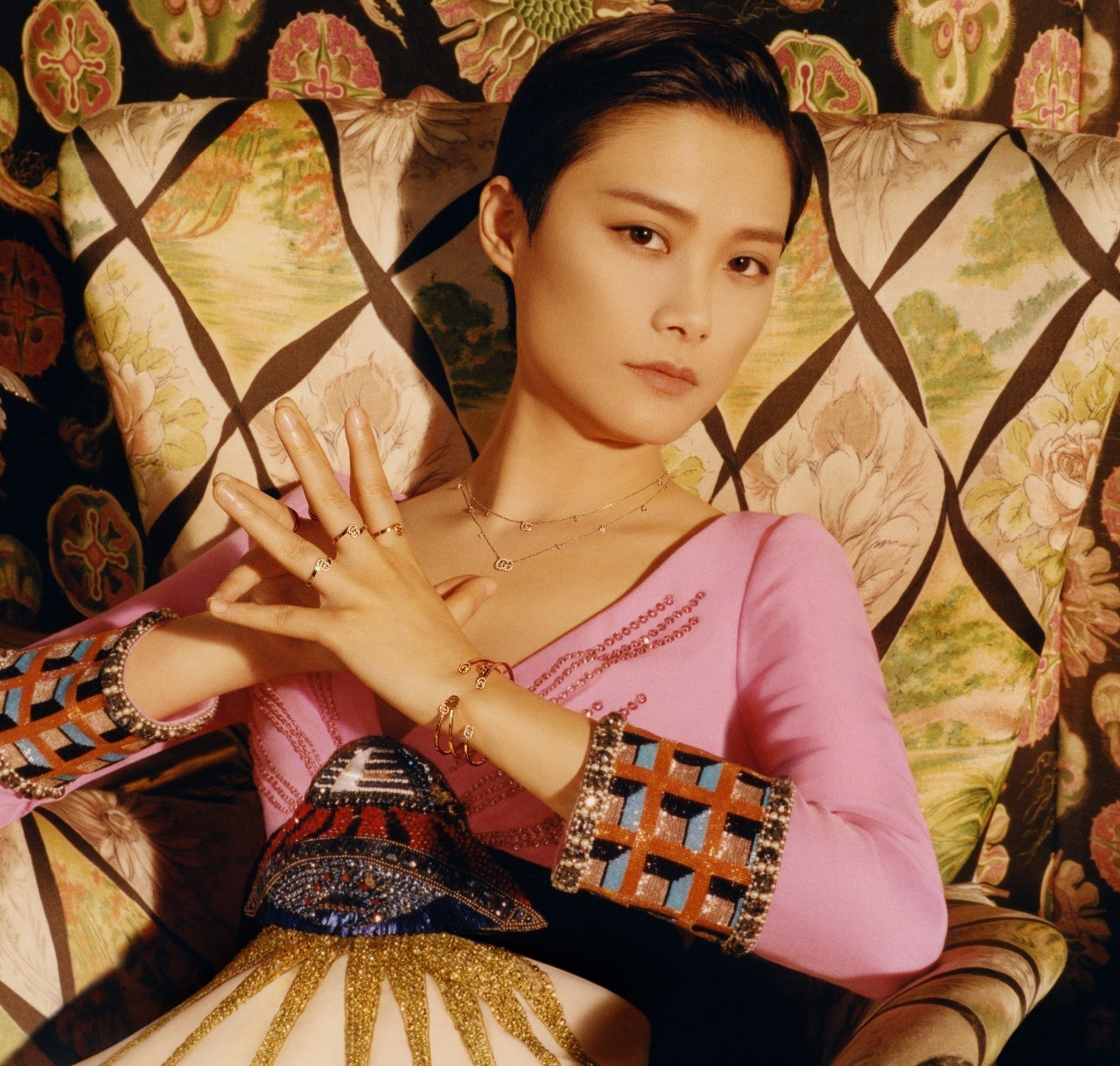 gucci × 李宇春全新腕表预热海报,完美诠释品牌美学