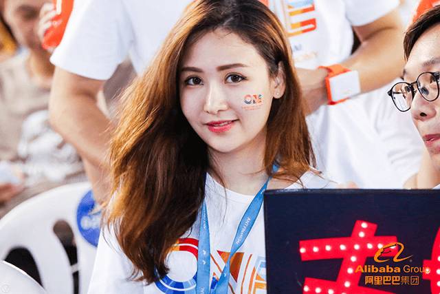 观众席中有一位漂亮的小姐姐 这位带着甜美笑容的小姐姐 花名叫展妍