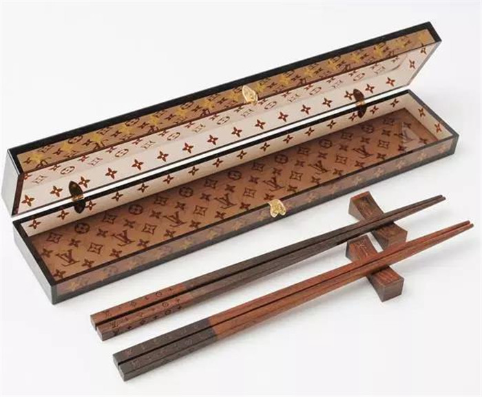 supreme 也出过一双筷子,看起来就年轻多了,因为是新品,还没定价.