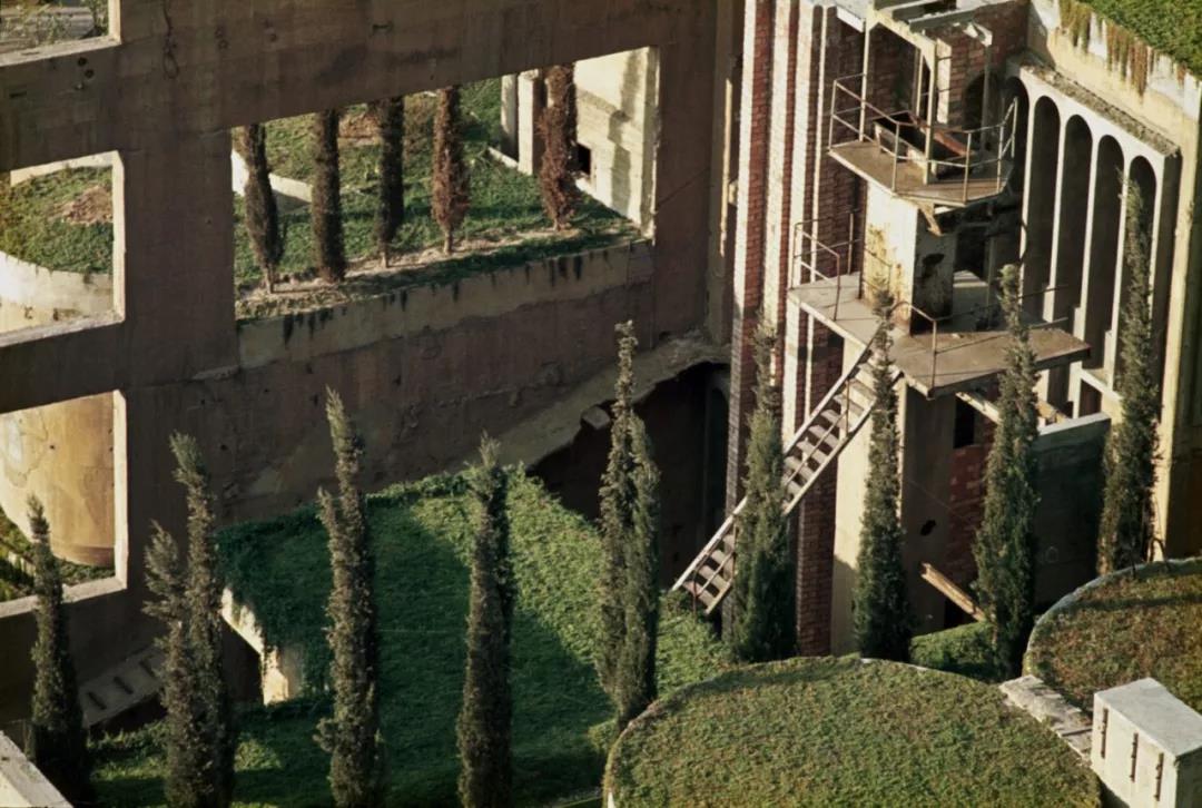 西班牙鬼才建筑师,设计出现实版的“纪念碑谷” - 数英
