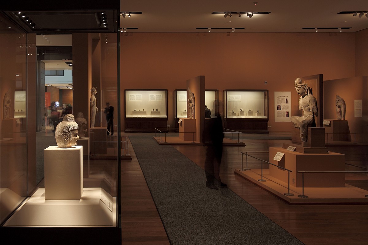 对今后博物馆设计建造的建议 在博物馆建筑设计和室内设计中应考虑