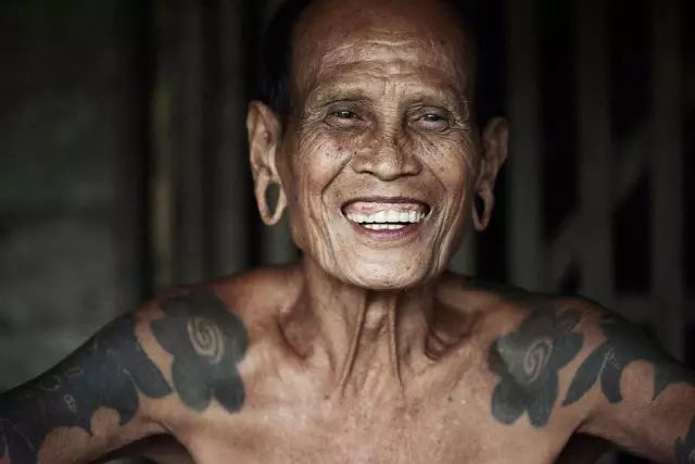 他走遍全世界即将消失的原始部落拍下震撼世人的美