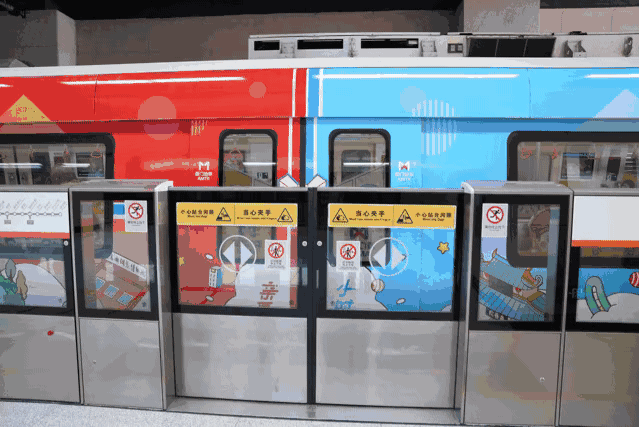 外车厢被装饰成礼物盒,这是一班满载礼物的时光特快,礼物是满满的童年