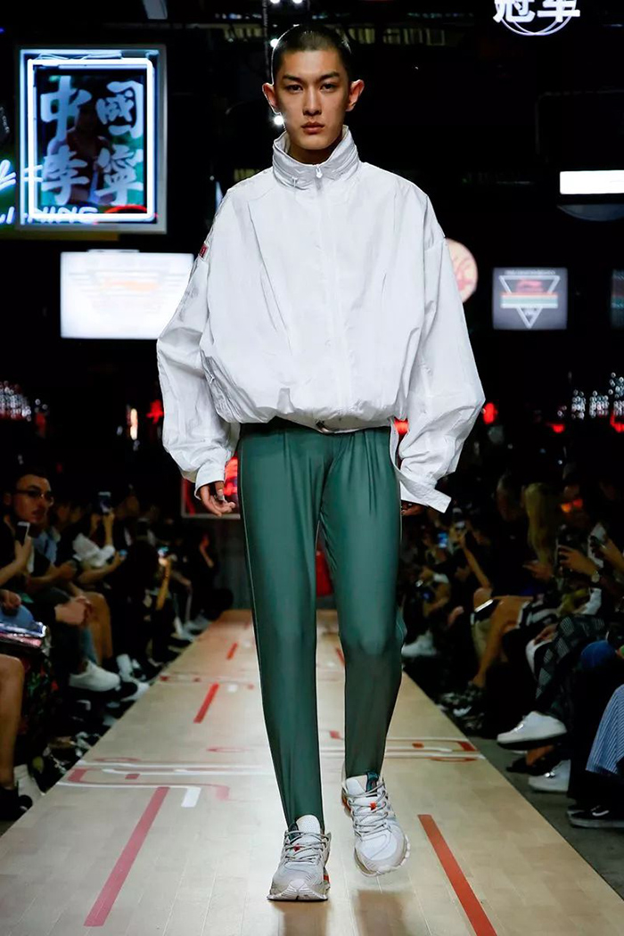 橄榄绿,淡紫色,柠檬绿和代表中国特色的红黄色,构成了李宁 2019 春夏