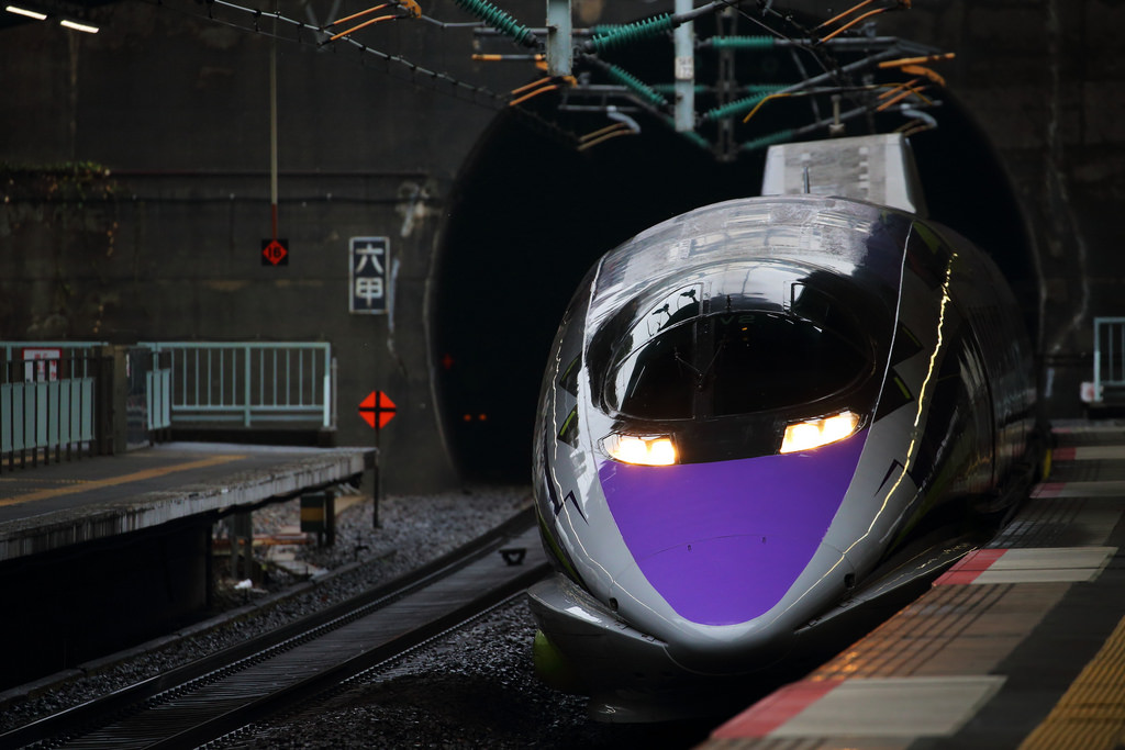 日本发出一款少女风hello kitty主题列车,粉丝挤爆站台!