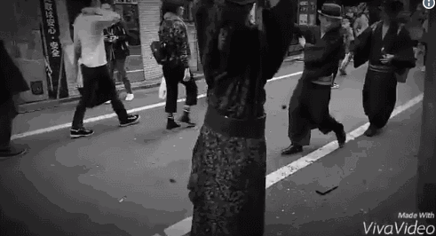 可疑团伙在涩谷街头持械搞事，警察竟然不管？原来他们在做这种事