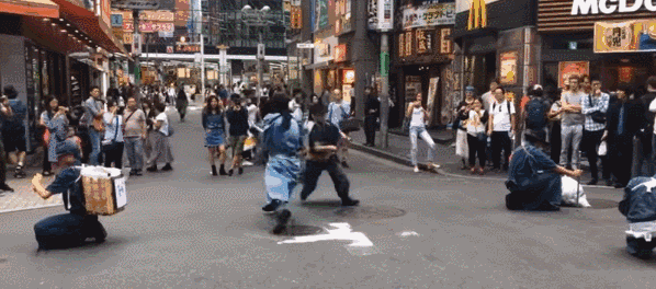 可疑团伙在涩谷街头持械搞事，警察竟然不管？原来他们在做这种事
