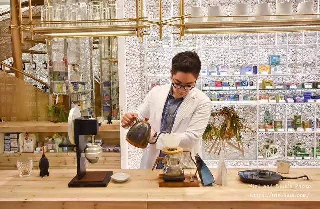 出生医药世家的他开了间特别药店,10万人因它爱上“吃药”