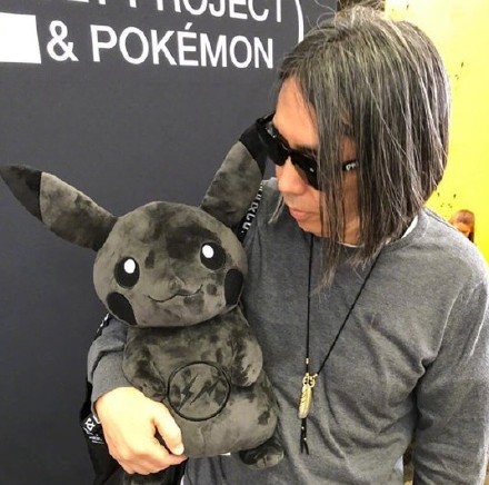 在发布会的现场,藤原浩手持"被雷劈的外焦里嫩"的皮卡丘