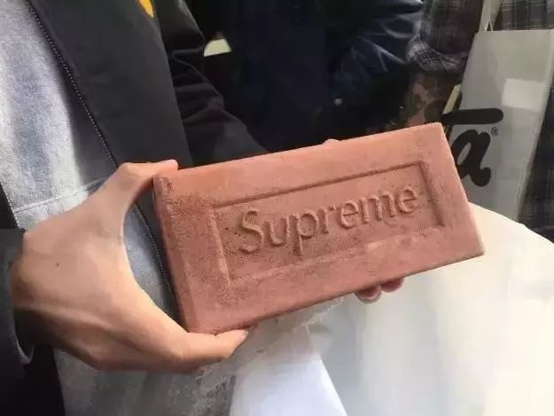 万物皆可Supreme!但三星联名的却是山寨版
