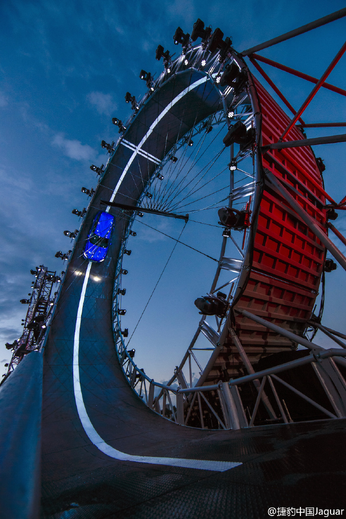 颠覆地心引力捷豹挑战360环跑外滩摩天轮