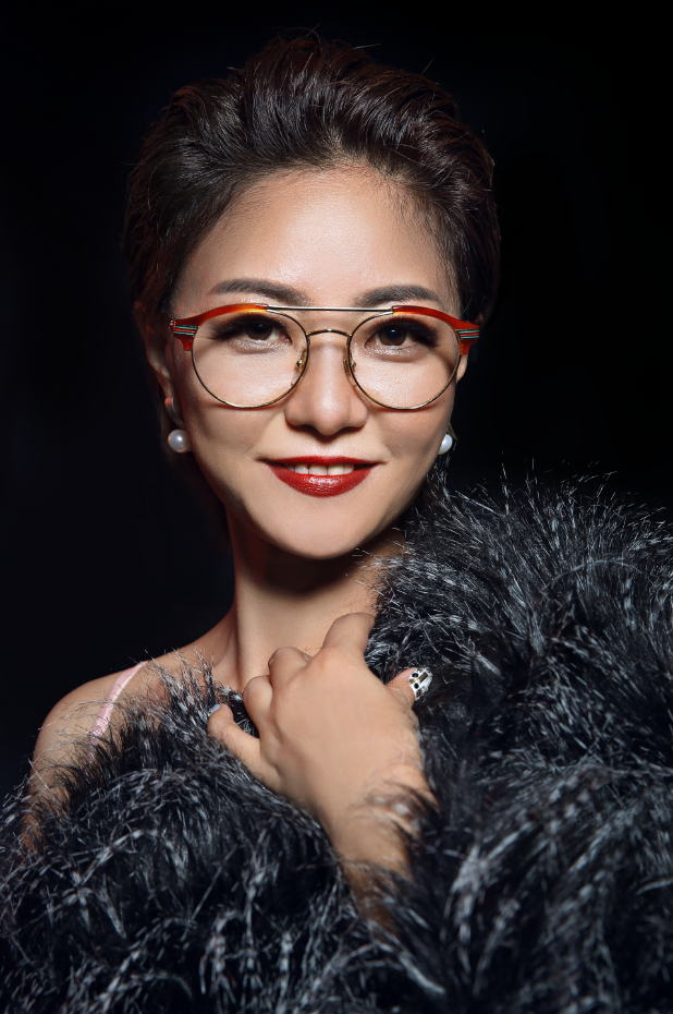 tianna从小热爱绘画,舞蹈,毕业后在家乡成为美术老师和约稿画家.