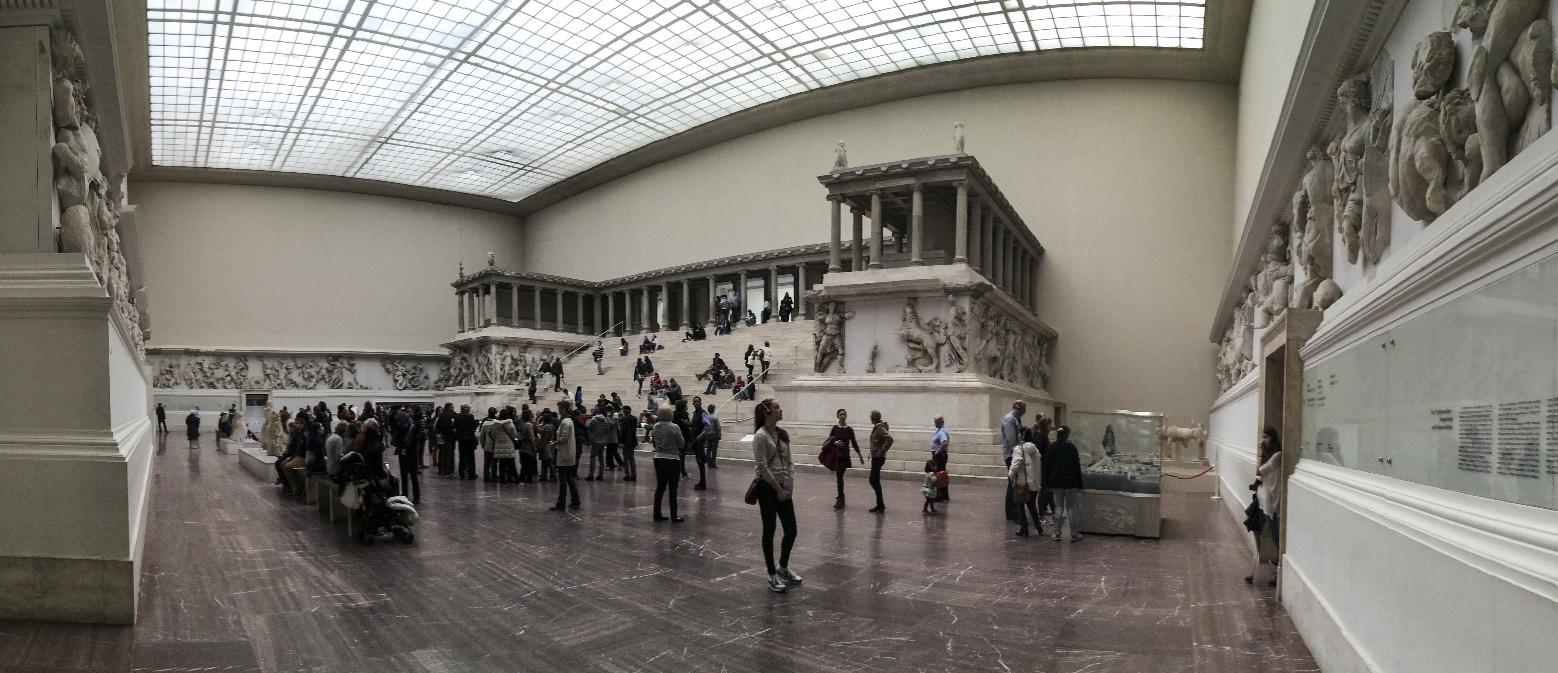 比如国外的一些博物馆,美术馆,他们从建筑设计阶段就已经把光这个事