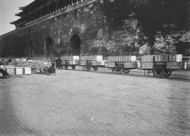 1933年2月5日,故宫博物院的第一批南运文物2118箱从神武门广场起运,至