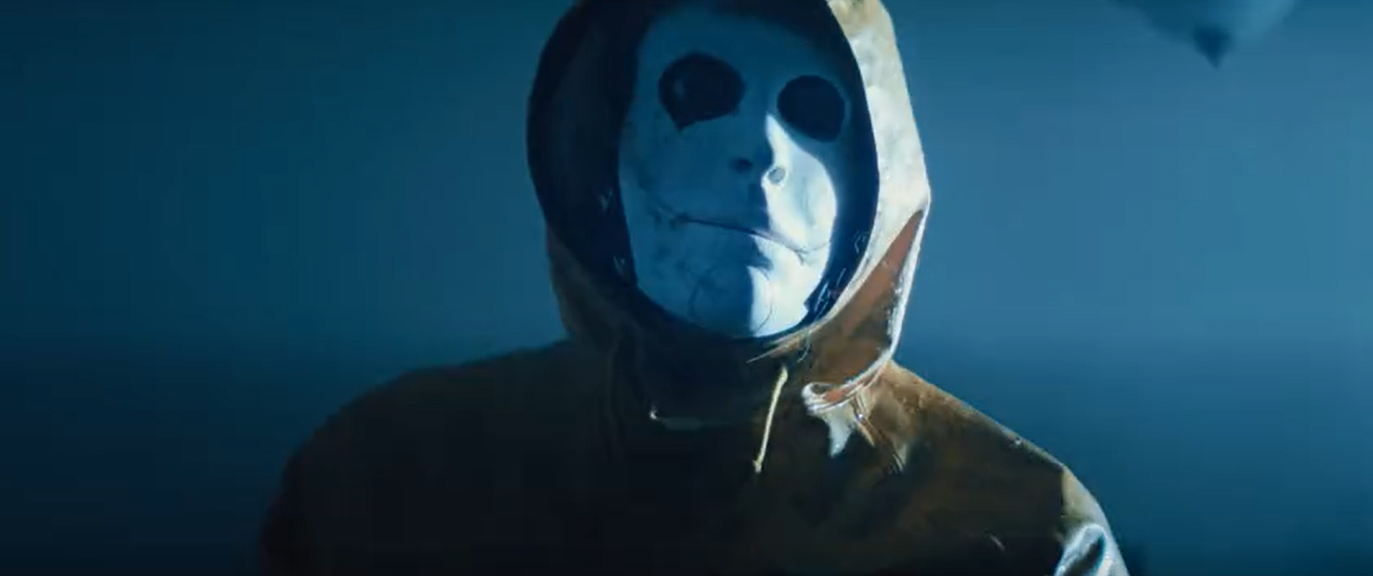 广告片开场,在一个雷雨之夜,一名头戴恐怖面具的杀手闯进了一对情侣