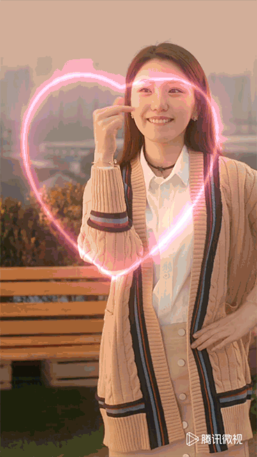 比心的手势舞,寓意双关,男主以为被女神表白,女主意在暗示男主发红包.