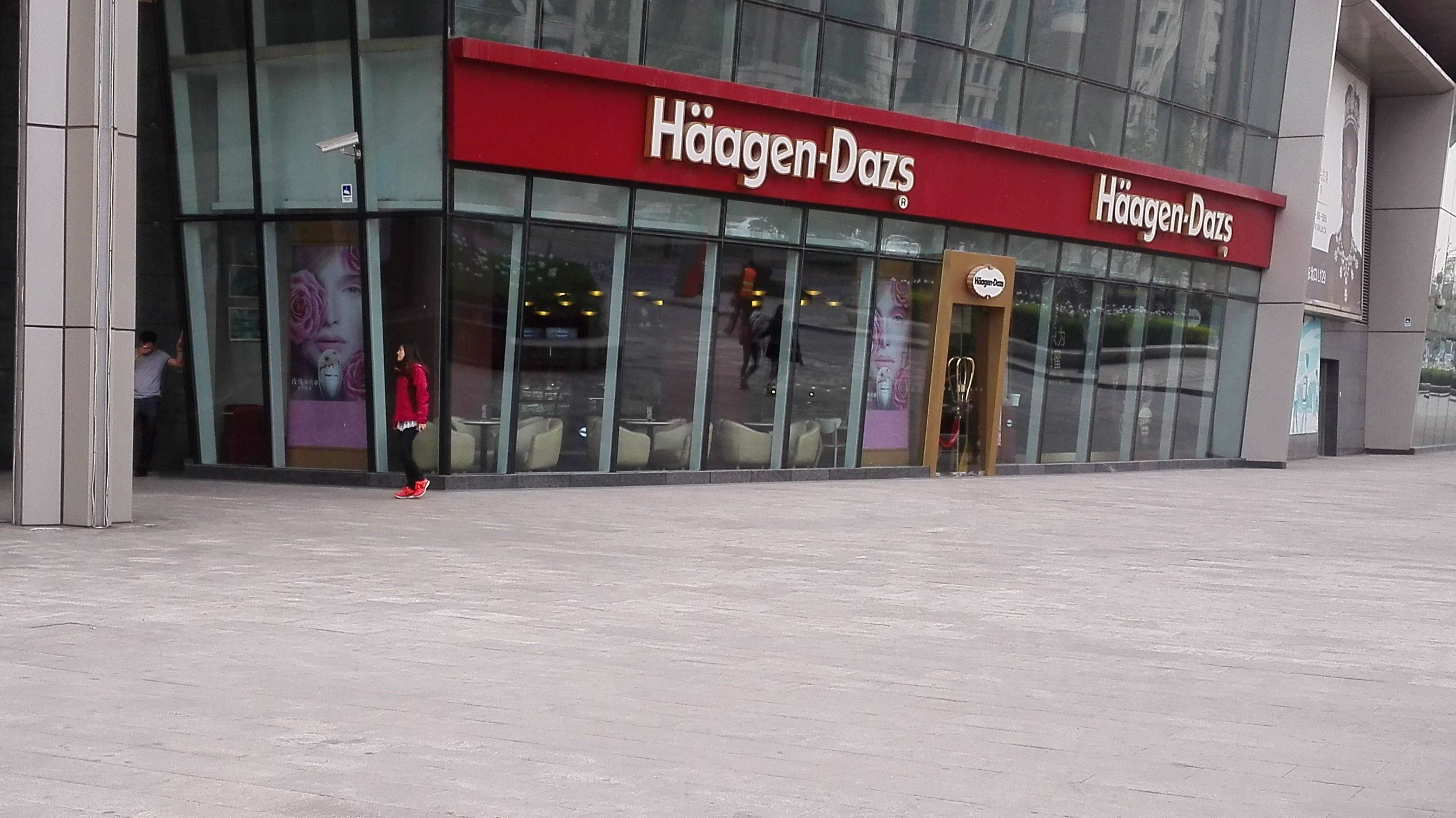 三,渠道 place:电商和零售渠道加速门店冷清