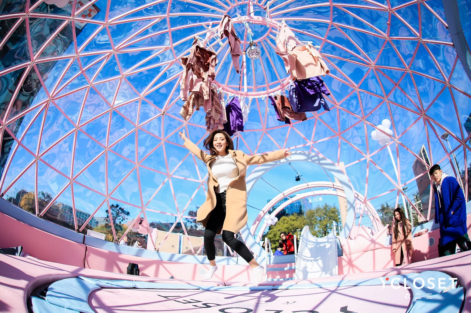 衣二三真敢玩!承包三里屯,云端蹦床,全北京的网红都来抢衣服 衣二三真敢玩!承包三里屯,云端蹦床,全北京的网红都来抢衣服