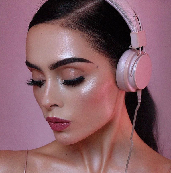 蕾哈娜美妆品牌fentybeauty广告赏女人几何极致的性感