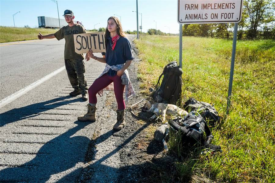 1977年,20岁的科琳上了23岁的木材工人胡克和他妻子的顺风车.
