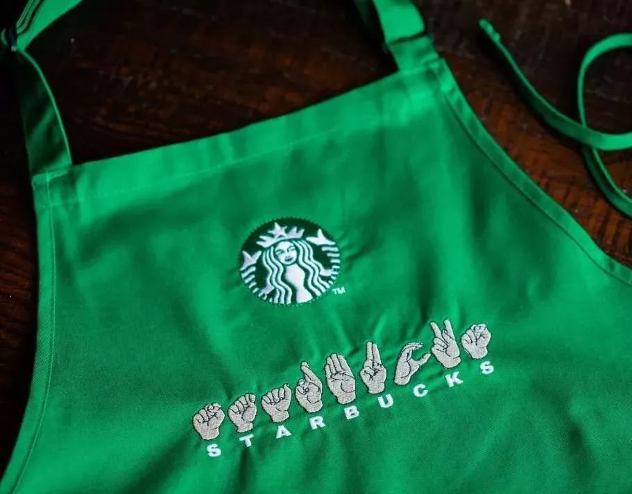 员工的围裙也是专门定制的,胸前的位置除了星巴克经典美人鱼logo,下面