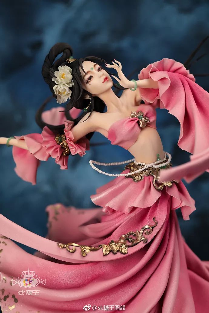 身在食品行业的周毅 为了更好的制作翻糖蛋糕 于是周毅开始埋头学习