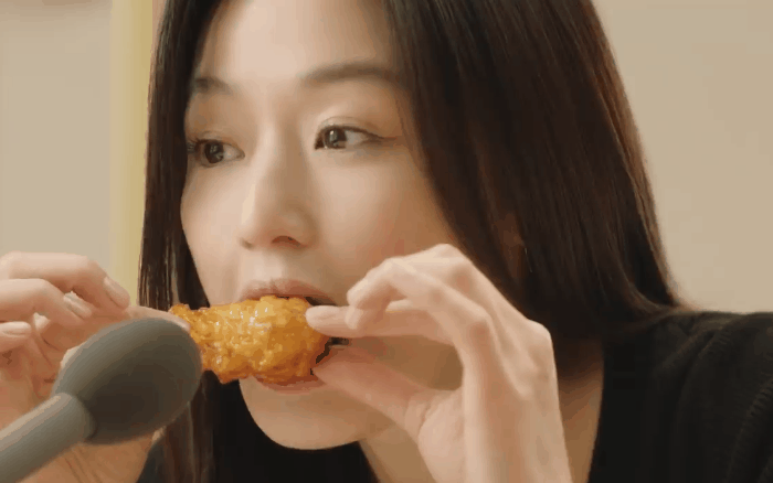 bhc全智贤吃播上线耳朵里全是炸鸡的香味