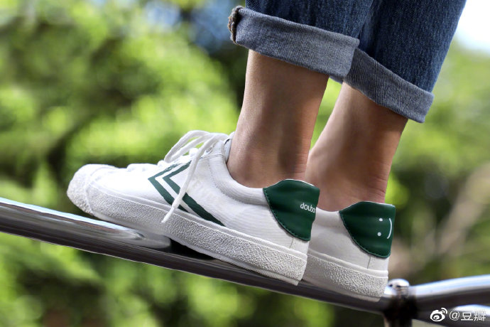 豆瓣×飞跃跨界推出绿尾小白鞋，把情怀穿在脚上