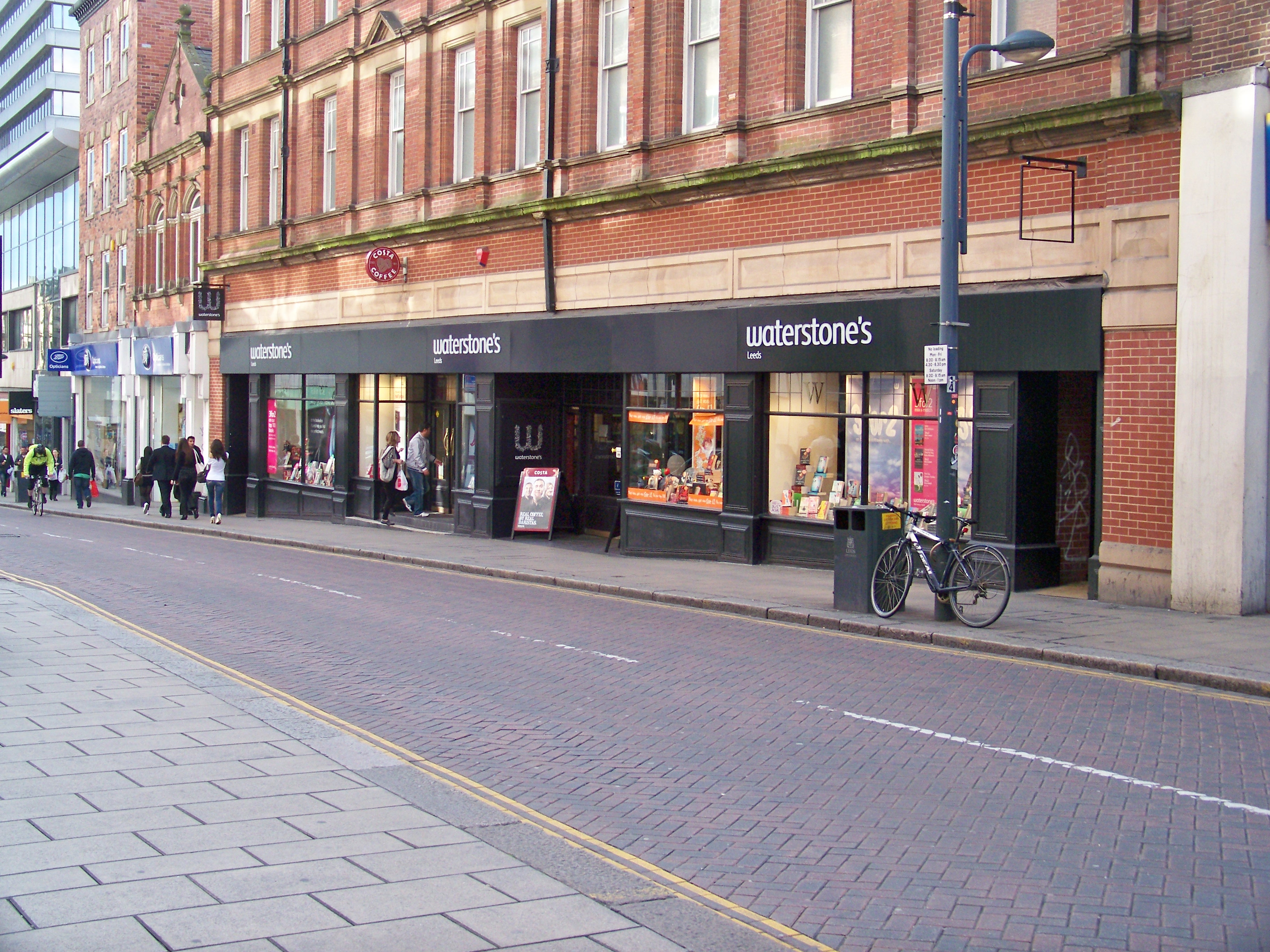 说品牌 英国 Waterstones，书店界的「不死」传奇 数英