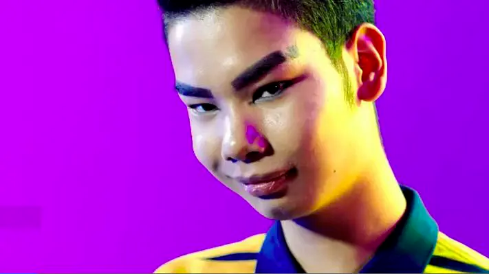 正因为1818黄金眼的"表情包营销",给小吴的天价眉毛特写再放大,让小吴