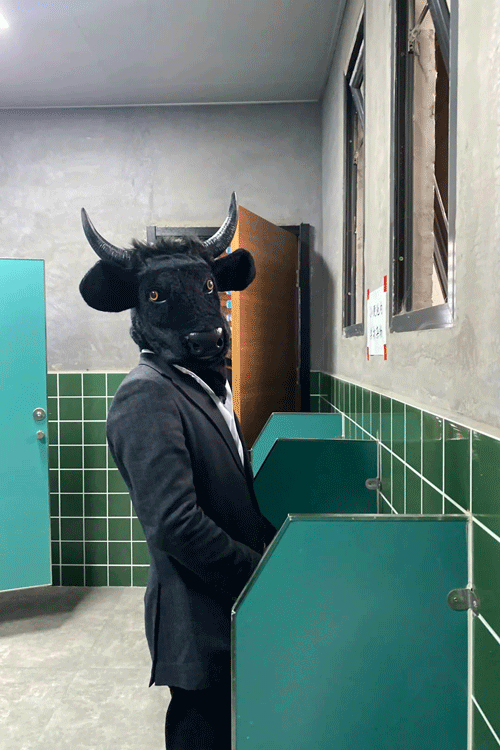 不知道大家是否留意到出现在陈奕迅门外送祝福的「牛头人」,他还兼任