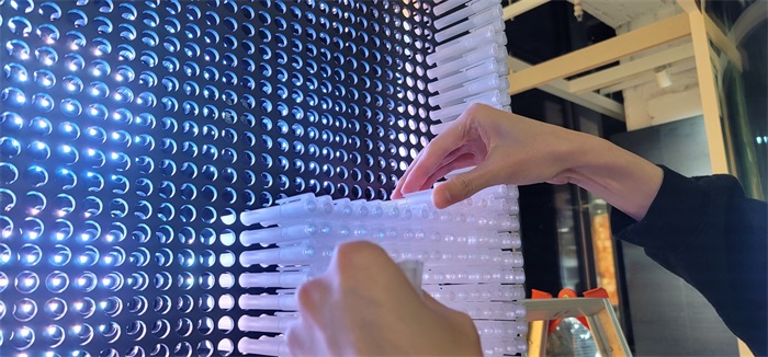 无印良品用15000支笔，打造一面会发光的互动装置