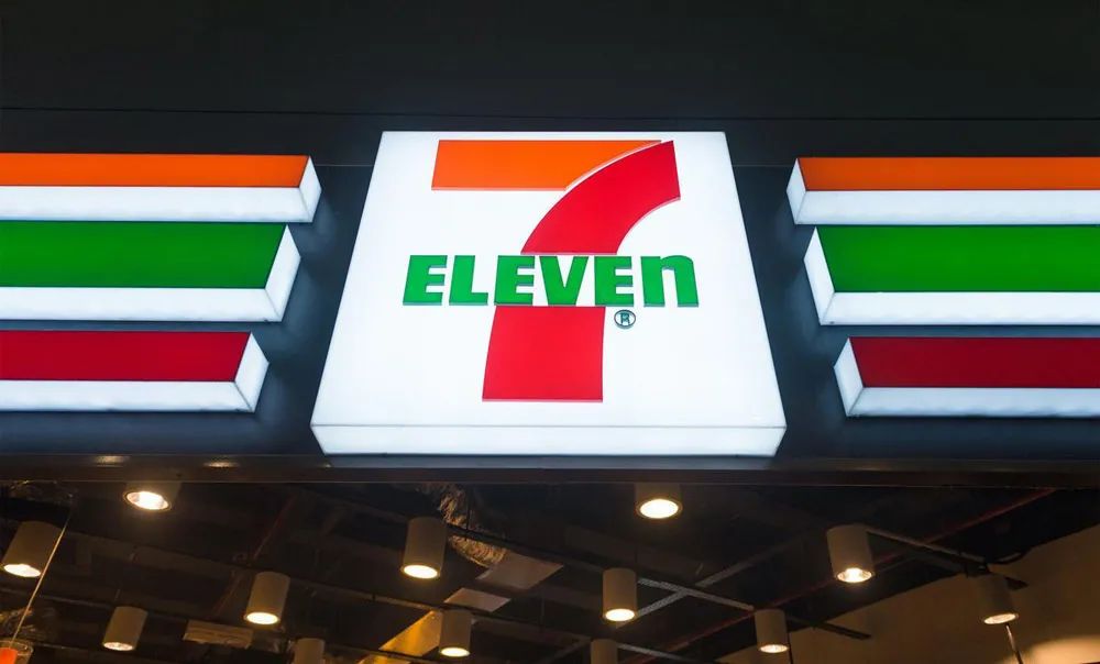 711便利店換標才發現用了75年的背景框不見了