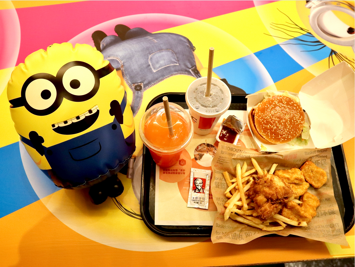 超多可爱的小黄人遍布店内,再加上购买肯德基儿童节套餐即