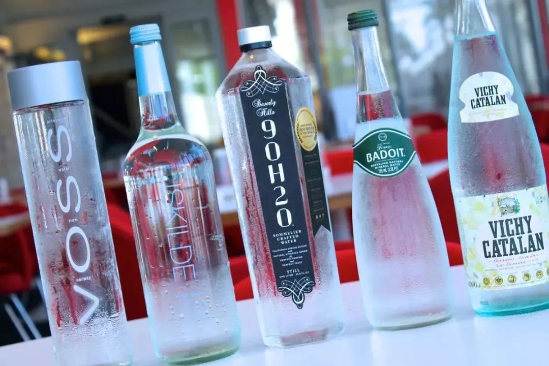 20块一瓶的矿泉水靠什么征服讲究性价比的年轻人