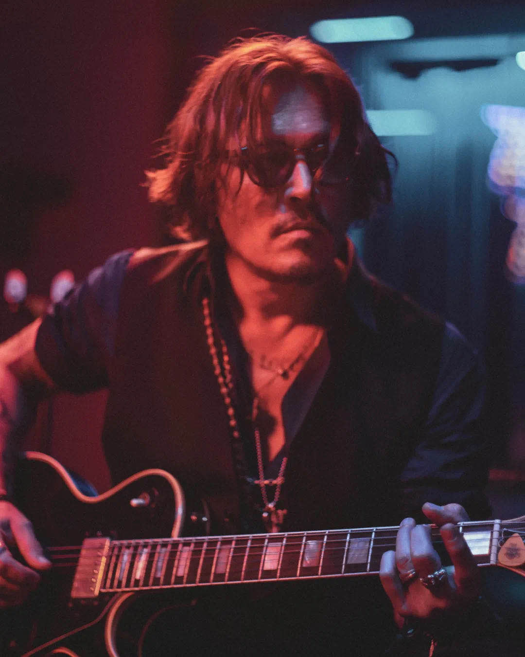 迪奥约翰尼德普边弹琴边聊探寻旷野香水的乐章