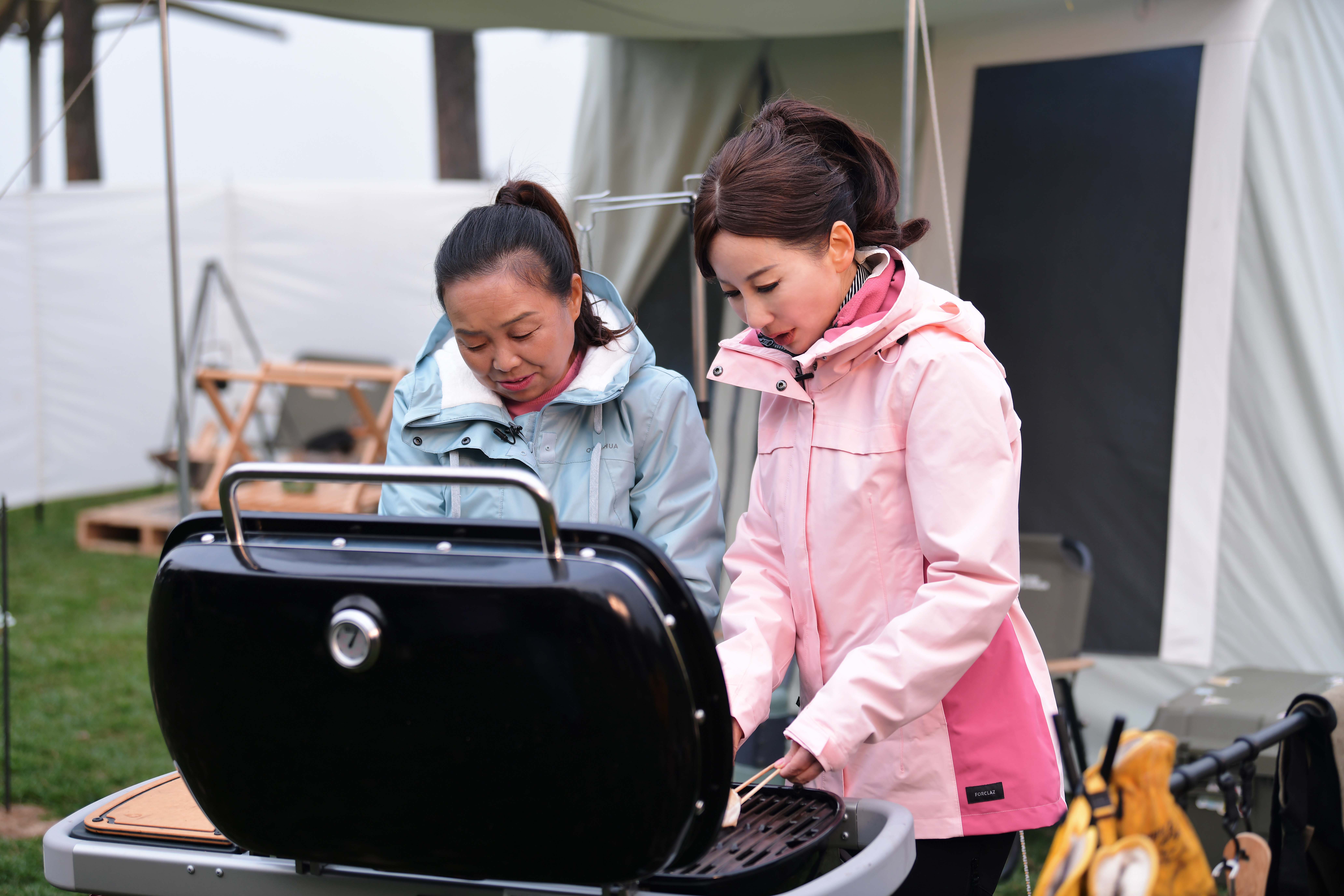 尤其是在苏敏谈到换轮胎搭帐篷这些"适合男人做的事情"的时候,孙洁
