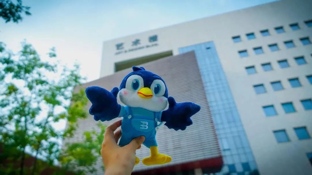 设计定位北京工业大学建校60周年校庆时,推出吉祥物"燕小北",以北京