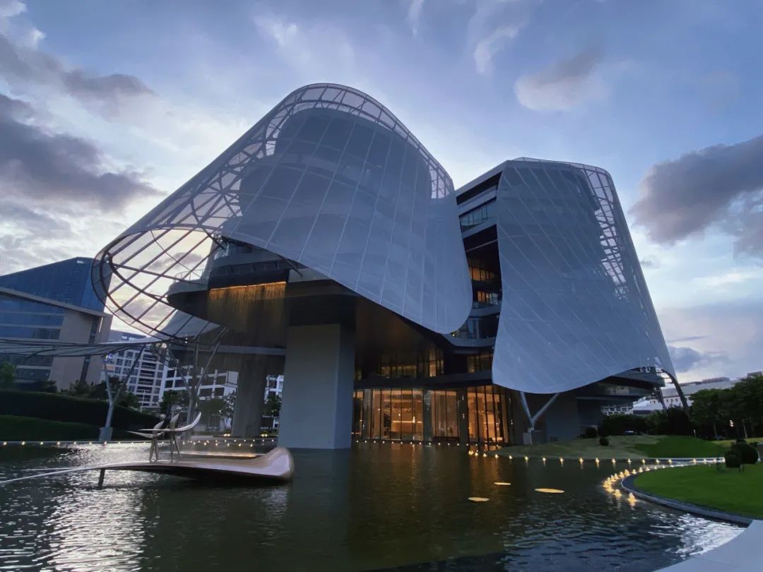 据介绍,原研哉为欣贺设计的logo,是基于马岩松带领团队的mad建筑事务