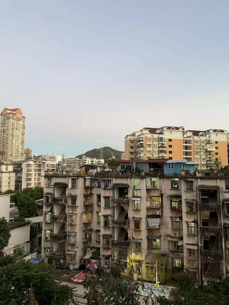 全国房价都在跌,厦门还在卷 - 数英